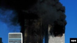 Черный дым из зданий Всемирного торгового центра. 11 сентября 2001 года. 