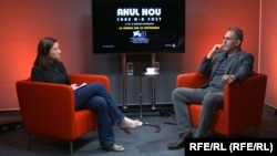 Bogdan Mureșanu, regizorul filmului „Anul nou care nu a fost”, în studio-ul Europa Liberă România. 