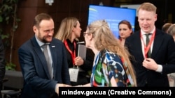 Віцепрем’єр-міністр з відновлення України Олексій Кулеба (ліворуч) на засіданні Платформи донорів України на Конференції у Гданську. 24 червня 2026 року