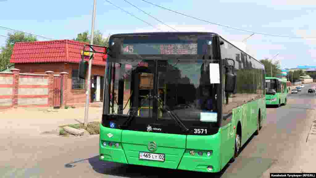 Шаңырақтан Алматының орталық бөлігіне бірнеше бағыт бойынша автобус қатынайды.