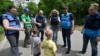 Coordonatoarea umanitară a Națiunilor Unite pentru Ucraina, Denise Brown (a treia dreapta), și alți oficiali ONU vizitează orașul Herson, afectat de inundații, în sudul Ucrainei, pe 10 iunie.
