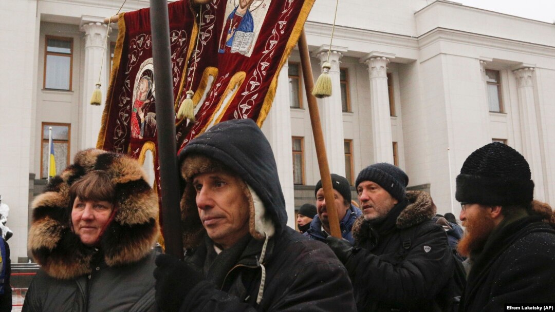 Вернікі УПЦ МП пратэстуюць перад Вярхоўнай Радай супраць перайменаваньня іхнай царквы ў Расейскую праваслаўную царкву. Кіеў, 20 сьнежня 2018