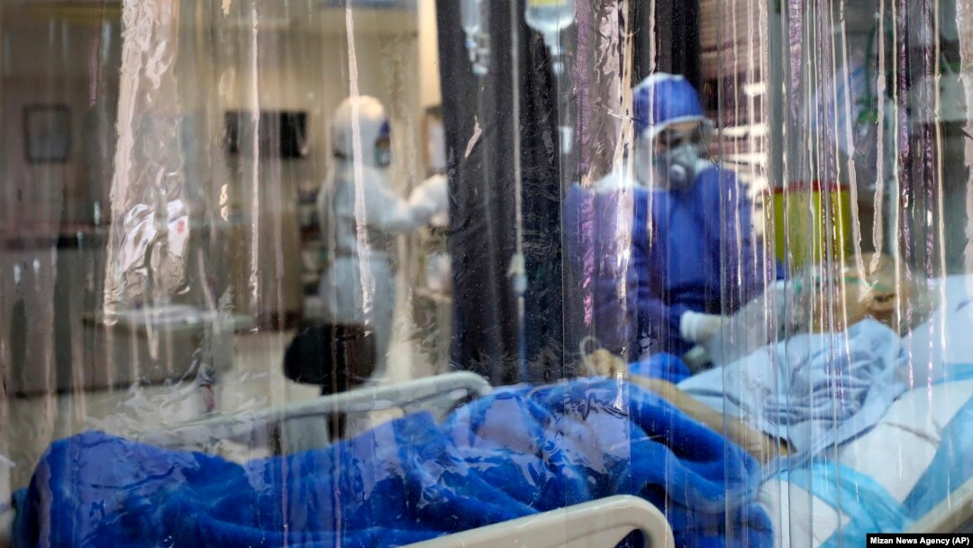 Un bolnav de coronavirus, tratat în spital