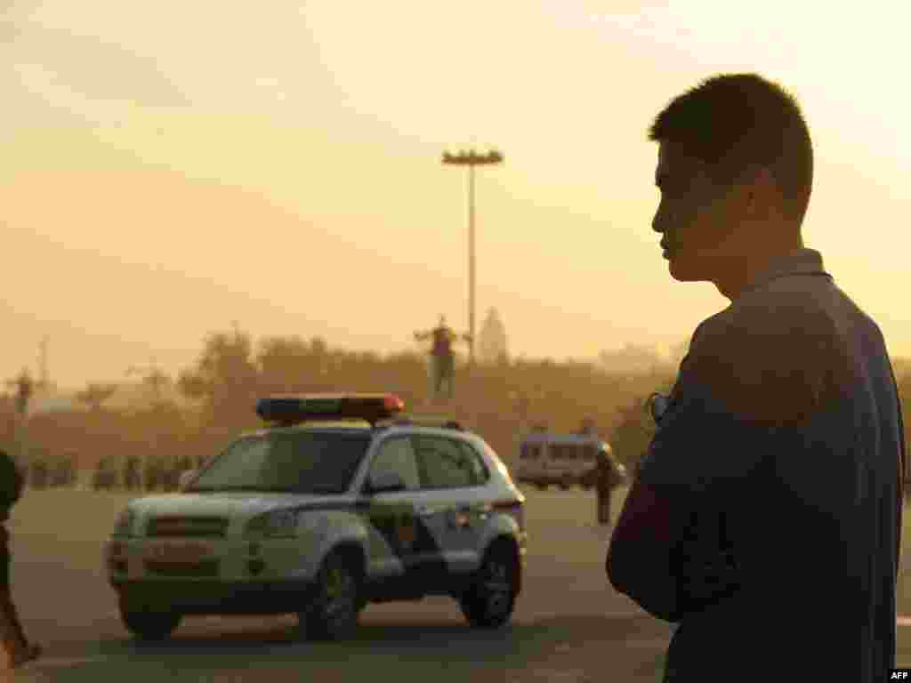 China - A plainclothes policeman keeps watch on Tiananmen Square at sunrise in Beijing, 04Jun2009 - Hkg2441001 Object name CHINA - POLITICS - RIGHTS - TIANANMEN - ANNIVERSARY CHINA, Beijing : A plainclothes policeman keeps watch on Tiananmen Square at sunrise in Beijing on June 4, 2009. Foreign media were harassed and barred as China kept Tiananmen Square under tight surveillance for the 20th anniversary of its crackdown on pro-democracy protesters -- a subject that is taboo here but still captures global attention. AFP PHOTO/Peter PARKS 