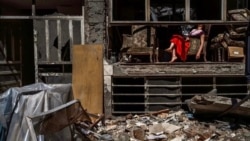 زن جوان در میانه ویرانه خانه‌اش