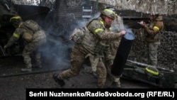 Vojnici 15. brigade ukrajinske nacionalne garde pucaju u blizini Kupjanska, maj 2025.