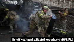 Militari ai Gărzii Naționale a Ucrainei, operând o baterie de artilerie în apropiere de Kupiansk