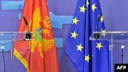 Знамињата на Црна Гора и на ЕУ.