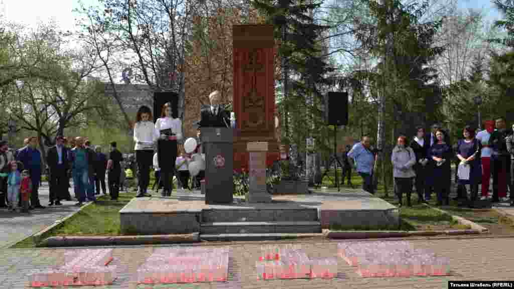 Памятный митинг в Новосибирске всегда проходит возле монумента &quot;Хачкар&quot;. Так называют традиционный для Армении вид архитектурного памятника или святыни с резным изображением креста, буквально &ndash; &quot;крест-камень&quot;.