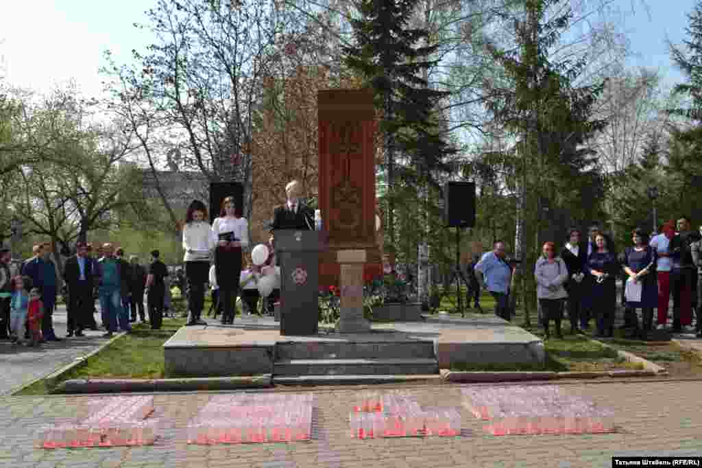 Памятный митинг в Новосибирске всегда проходит возле монумента "Хачкар". Так называют традиционный для Армении вид архитектурного памятника или святыни с резным изображением креста, буквально – "крест-камень".