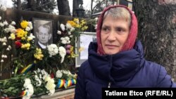 Adriana Căuşu a venit de la Truşeni, mun.Chişinău, ca să depună flori în memoria Regelui Mihai şi să semneze în cartea de condoleanţe