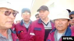 «Жылыоймұнайгаз» кәсіпорнының жұмысшылары. Прорва кеніші, Атырау облысы, 18 сәуір 2010 жыл.