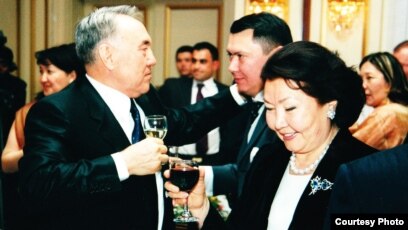 Костюм киген жетілген әйелдер порно фотосуреттерді шешіп жатыр Агнешка Влодарчиктің жалаңаш суреті