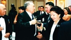 Nursultan Nazarbayev (solda), Rakhat Aliyev, birinci ledi Sara Nazarbaeva (2019-cu ildə vəfat edib) 2009-cu ildə