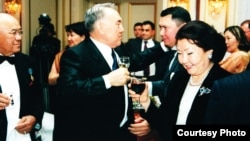 (Солдон оңго) Мухтар Алиев, Нурсултан Назарбаев, Рахат Алиев жана Сара Назарбаева (Алиевдердин үй-бүлөлүк архивинен)