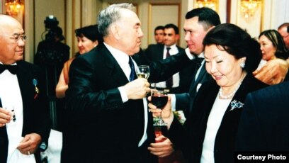 (soldan sağa) Muxtar Əliyev, Nursultan Nazarbayev, Raxat Əliyev və Sara Nazarbayeva (Əliyevlər ailəsinin şəxsi arxivindən)