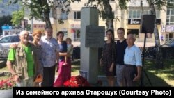 Родственники Василия Старощука у памятной стелы. 2003 год