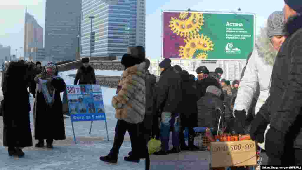 Променад левобережья и стихийные торговые ряды в «старом городе» .