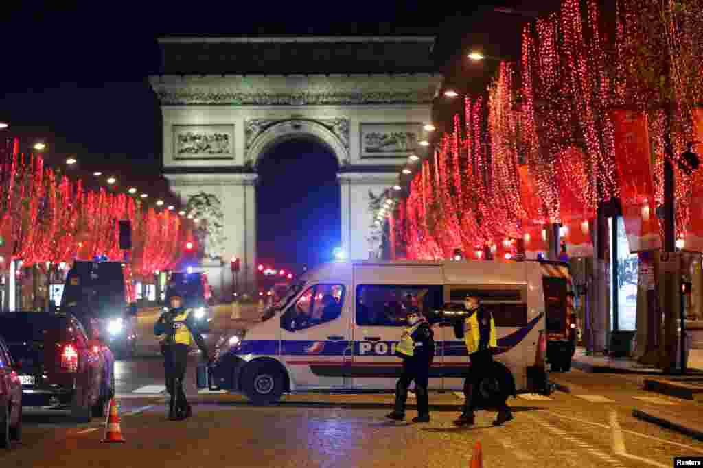 Rruga Champs Elysees në Paris, boshe. Edhe autoritetet franceze i kanë ndaluar tubimet.