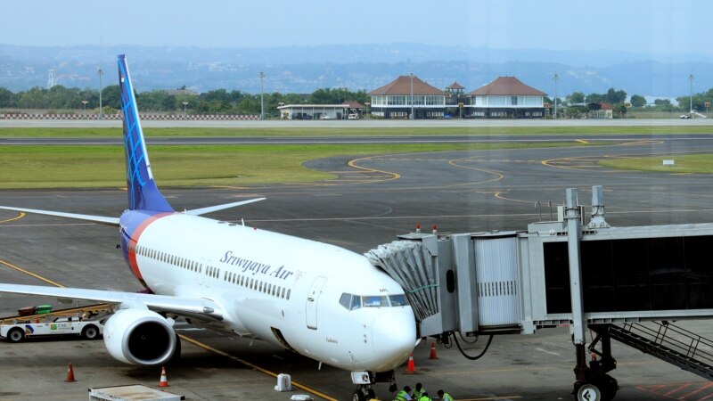 Изгубен контакт со патнички авион во Индонезија