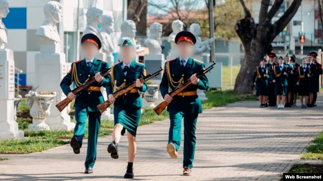 Uniforma ushtarake në kampin Ndryshimi, në një imazh nga faqja e tij e internetit.