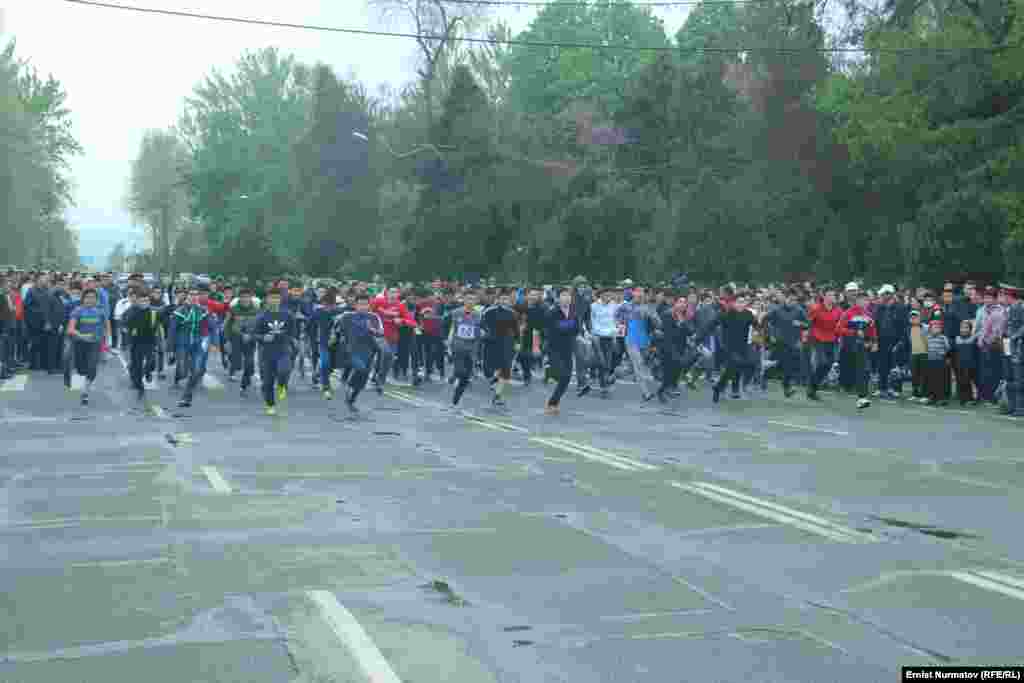 Ага окуучулар, карылар, аялдар, саламаттыкты сактоо жана күч түзүмдөрүнүн кызматкерлери, жогорку жана орто окуу жайлардын студенттери катышты.