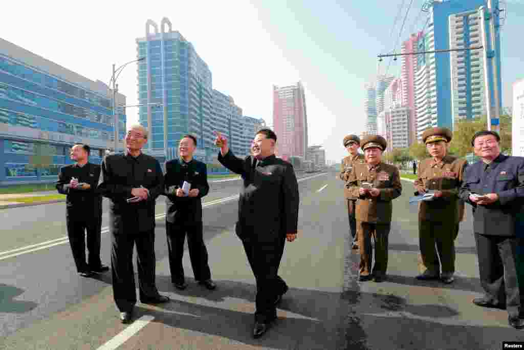 Солтүстік Корея лидері Ким Чен Ын жаңадан салынған ғимараттарды қарап жүр.&nbsp;