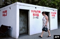 Жительница Севастополя проходит мимо укрытия, 22 июля 2026 года, фото AFP