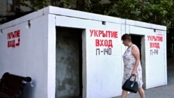 Жінка проходить повз укриття в Севастополі, 22 липня 2026 року