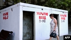 Жінка проходить повз укриття в Севастополі, 22 липня 2026 року