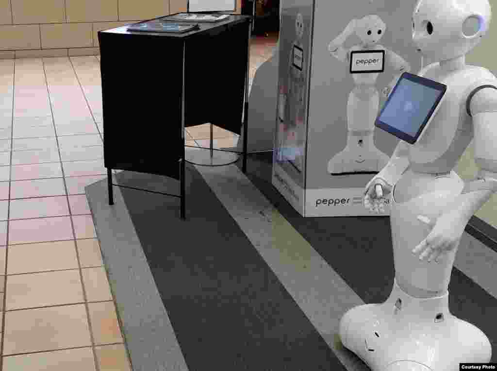 Одна из профессий будущего. Робот-гуманоид, сотрудник центра обслуживания одного из сотовых операторов в Японии. Он обслуживает клиентов, поднимает людям настроение и просто общается. Автор: НС, Япония.