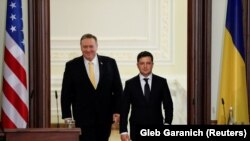 Президент Украины Владимир Зеленский (справа) и госсекретарь США Майк Помпео перед пресс-конференцией в Киеве, январь 2020 года (иллюстративное фото).