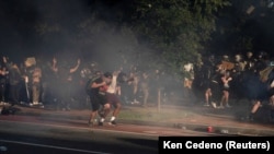 Демонстранти втікають від поліції, яка застосувала слізогінний газ під час ації протесту. Вашингтон. 2 червня 2020 року