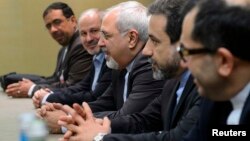 Міністр закордонних справ Ірану Джавад Заріф (ц) на переговорах у Женеві, 22 листопада 2013 року