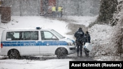 Кабелі өртенген электр станциясының қасында жүрген полиция. Германия, Берлин, 3 қаңтар, 2026 жыл.