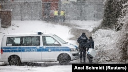 პოლიციელები ბერლინის სამხრეთ-დასავლეთის ელექტროგამანაწილებელ სადგურთან, რომელსაც ცეცხლი გაუჩნდა. 3 იანვარი, 2026 წელი