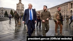 Борис Джонсон (слева) в бытность премьер-министром Британии и президент Украины Владимир Зеленский в Киеве. 9 апреля 2022 года 