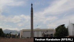 Алматының Республика алаңындағы Тәуелсіздік ескерткіші.