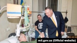 Держсекретар США Майк Помпео у військовому госпіталі в Києві, 31 січня 2020 року (фото з сайту Міноборони)