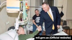 Держсекретар США Майк Помпео у військовому госпіталі в Києві, 31 січня 2020 року (фото з сайту Міноборони)