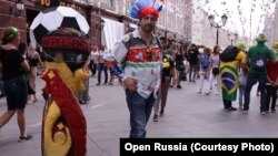 Russian activists last week held a covert protest on a central Moscow street popular with World Cup fans to call on the Kremlin to release Oleh Sentsov.