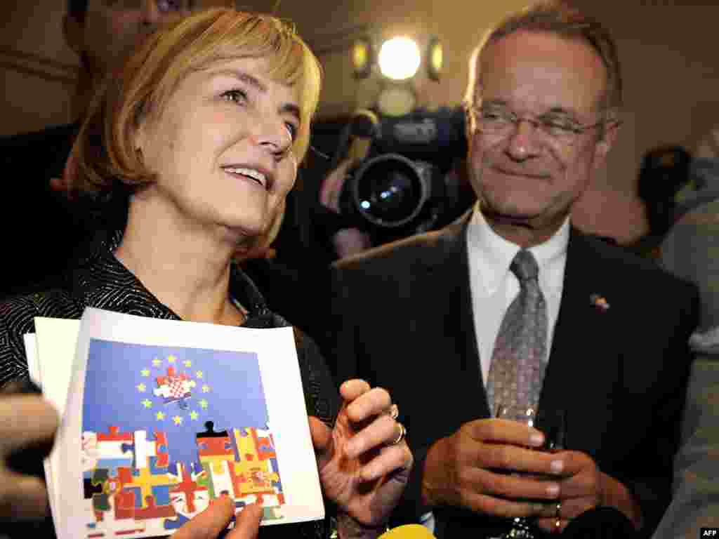 Hrvatska - Šef EU misije u Hrvatskoj, Paul Vandooren u društvu ministrice spoljnih poslova, Vesne Pusić, nakon referenduma u kojem su Hrvati rekli ¨da¨ ulasku u EU, 22.01.2012.   