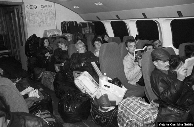 Туристы с товарами, купленными в Турции, возвращаются в Россию. 1995 год