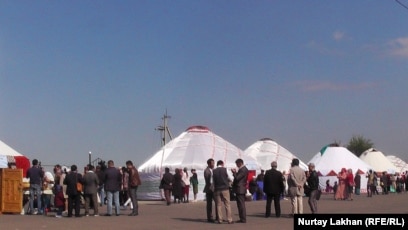 Қысқа юбкадағы аққұба бейне Қысқа юбкадағы аққұба бейне