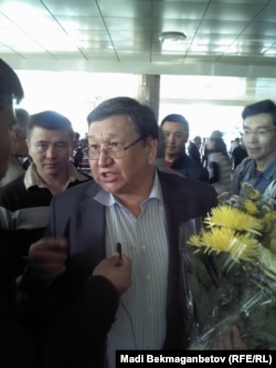 Серика Сапаргали встречают в аэропорту Алматы. 11 октября 2012 года.