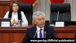 Иса Омуркулов, лидер парламентской фракции Социал-демократической партии Кыргызстана, в парламенте. 