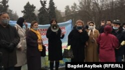 Юристы и адвокаты выступают на месте предполагаемого митинга против спорных поправок к закону об адвокатской деятельности. Алматы, 13 марта 2021 года.