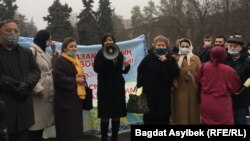 Адвокат Айман Умарова выступает перед собравшимися, отменяя акцию протеста против поправок к законодательству, касающихся адвокатской и юридической деятельности. Алматы, 13 марта 2021 года.