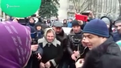 Арест Курбединова закончился. Активисты встречали его с шариками и подарками (видео)