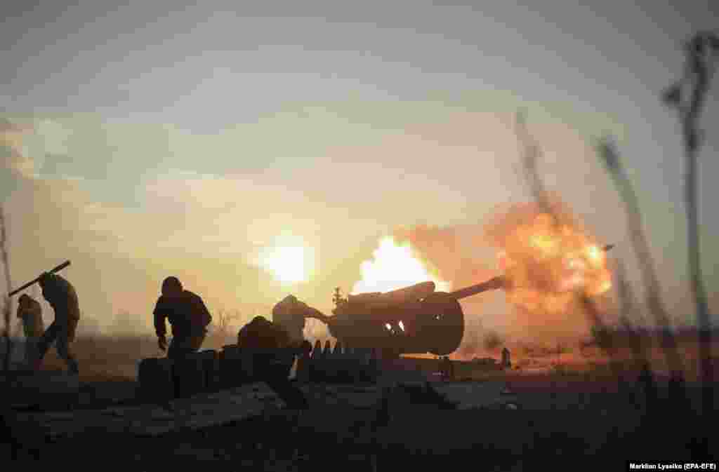 Ukrainian servicemen fire artillery in the direction of positions of Russia-back separatists near Novoluhanske in the eastern Donetsk region on January 11. (Reuters/Maksim Levin)